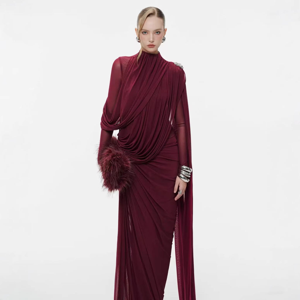 Robe Cape Longue Col Haut Plissée Détails Métal — Bordeaux