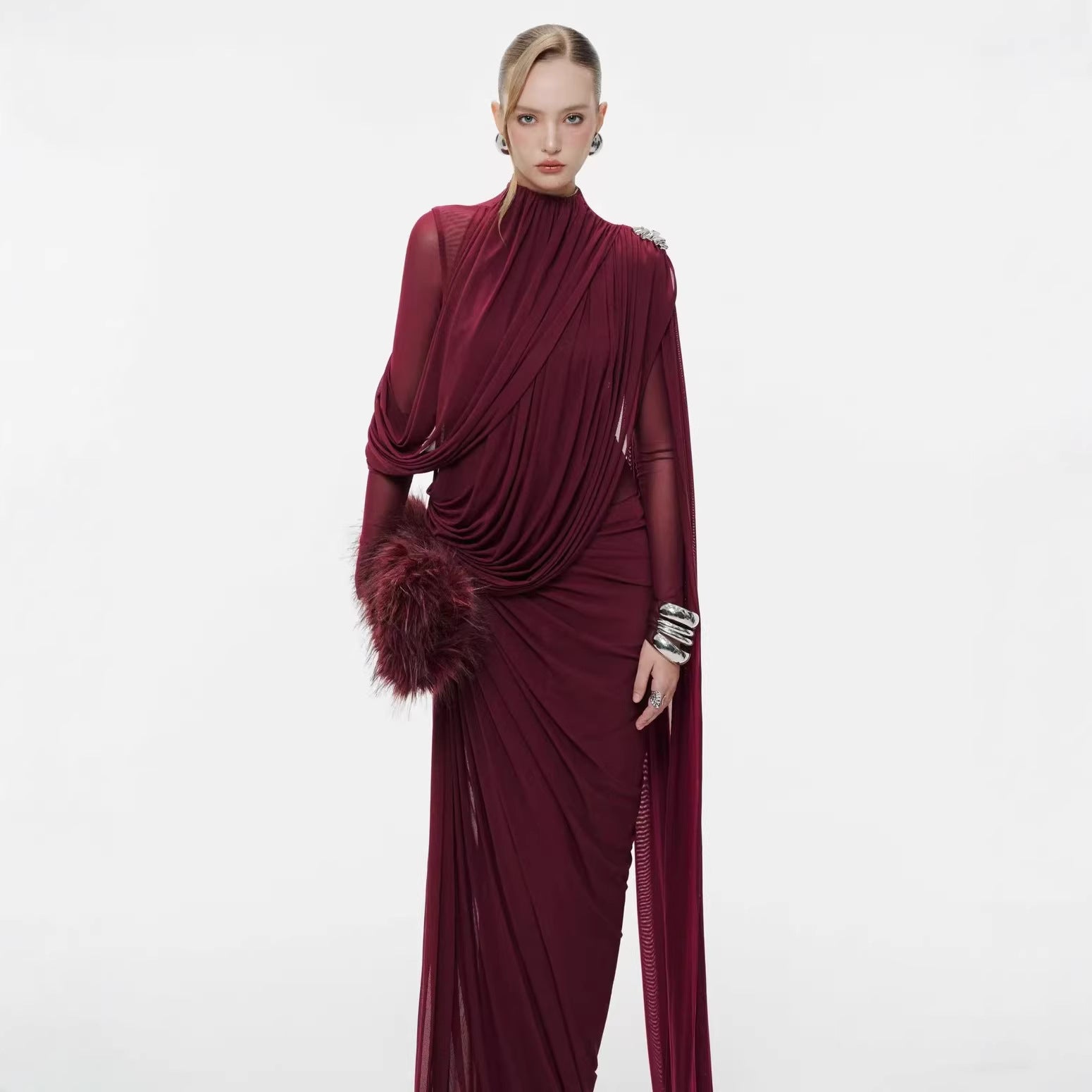 Robe Cape Longue Col Haut Plissée Détails Métal — Bordeaux
