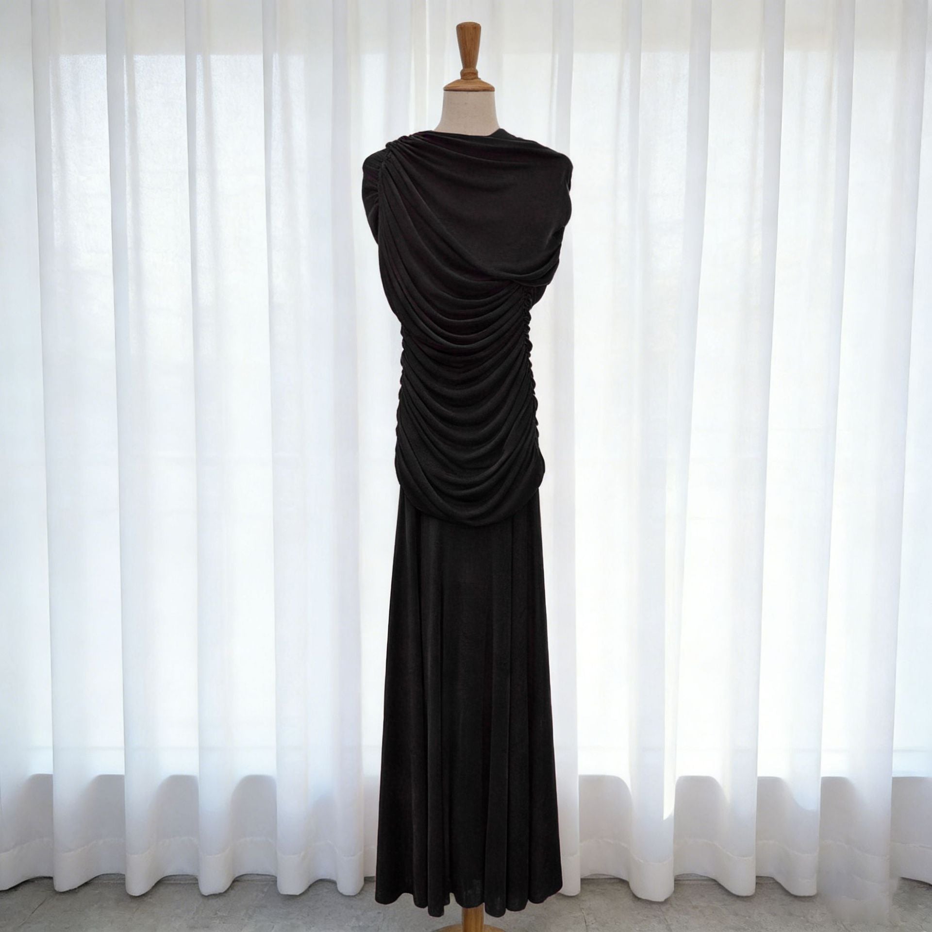 Robe Longue Sans Manches Col Entassé Taille Cinée — Femme