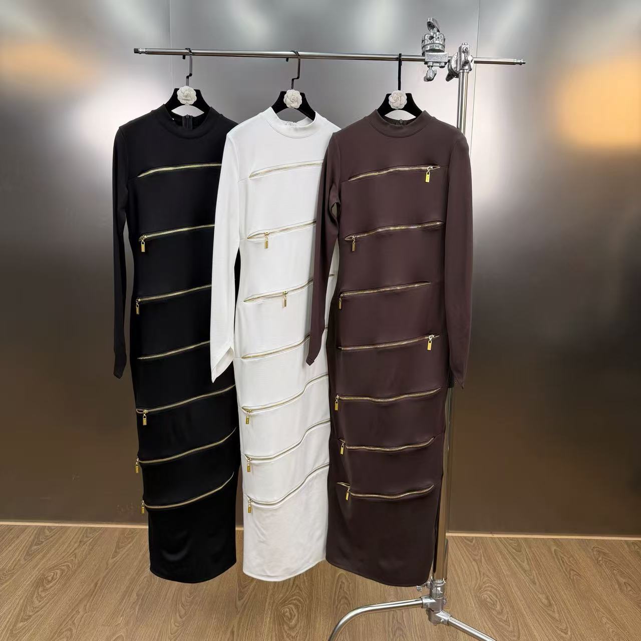 Robe Longue Col Montant Multi-Zips Taille Cinée — Femme