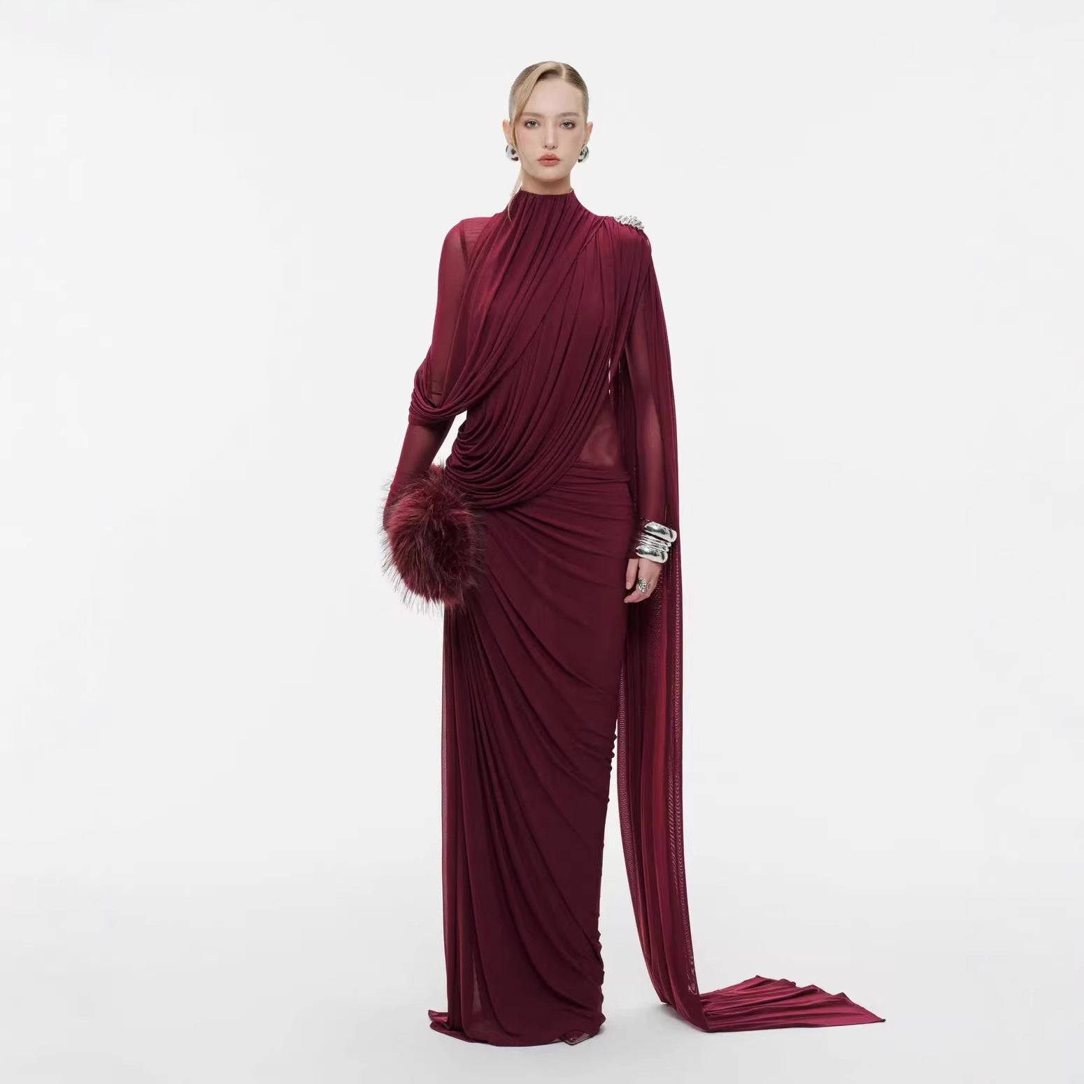 Robe Cape Longue Col Haut Plissée Détails Métal — Bordeaux