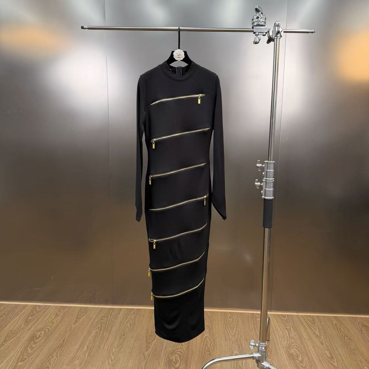Robe Longue Col Montant Multi-Zips Taille Cinée — Femme