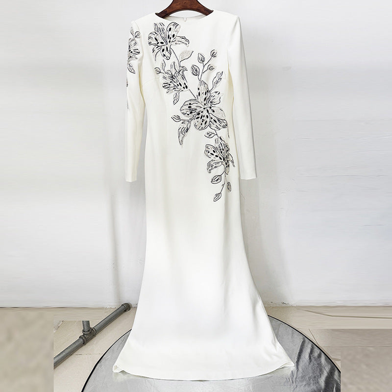 Evening gown embroidered with pearls and diamonds long dress