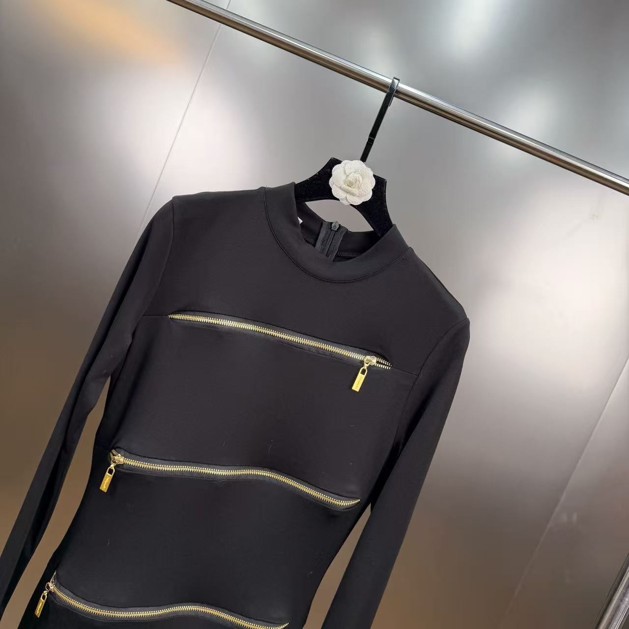 Robe Longue Col Montant Multi-Zips Taille Cinée — Femme