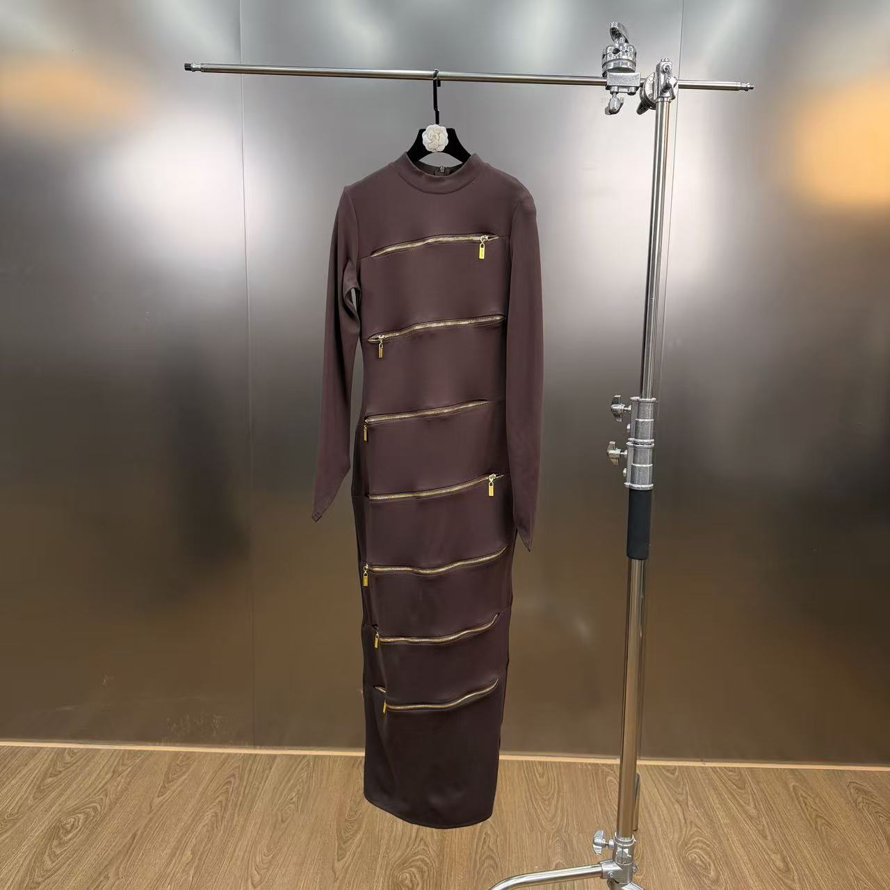 Robe Longue Col Montant Multi-Zips Taille Cinée — Femme