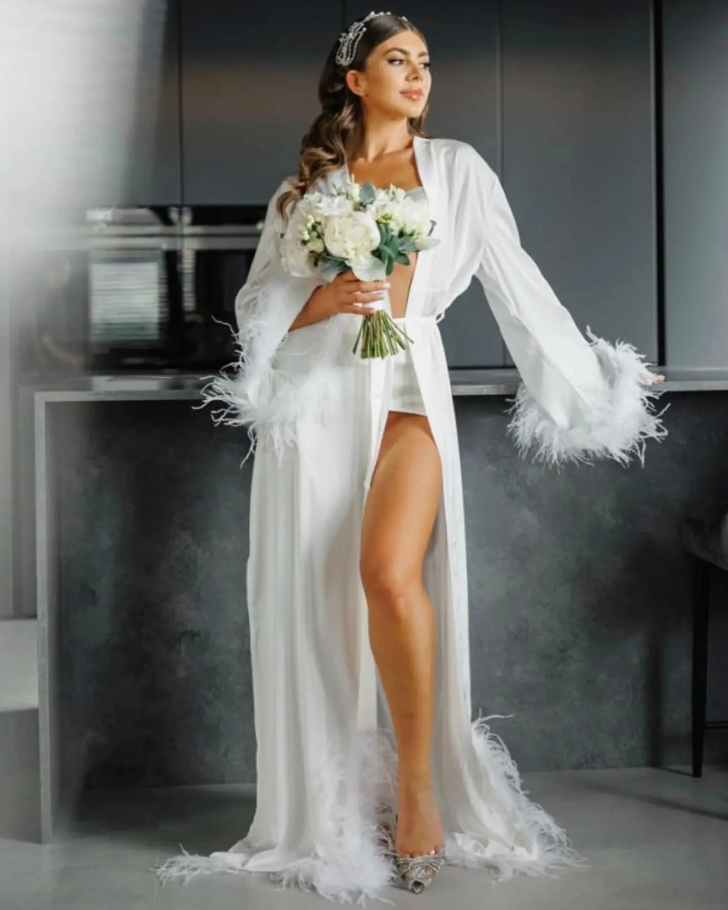 Robe de Chambre Plumes & Soie — Fente Haute, Élégante, Mariée & Soirée